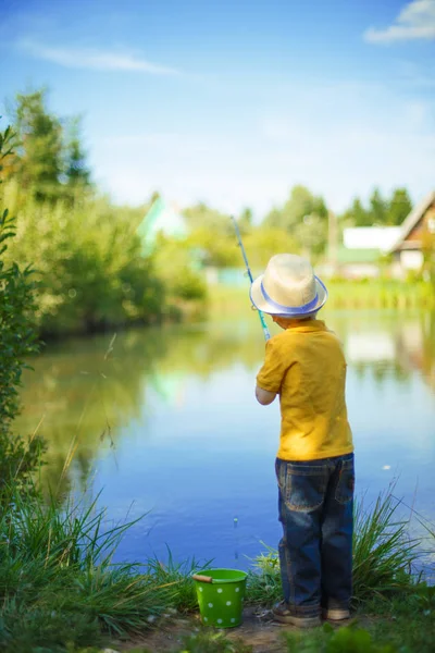 Den Lille Pojken Fiskar Damm Barn Med Ett Mejeri Händerna Stockfoto
