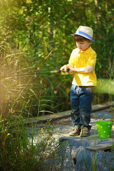 Petit Garçon Est Engagé Dans Pêche Dans Étang Enfant Avec Photo De Stock