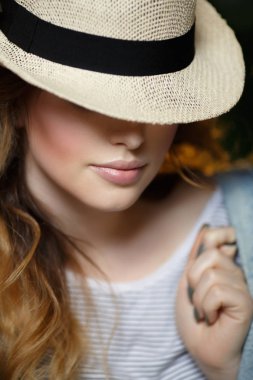 Şapkalı bir genç güzel kadın. Romantik bir güzel yabancı. Modern gizemli kız