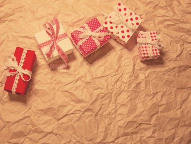 Hediyeler buruşturulmuş kraft kağıt üzerinde