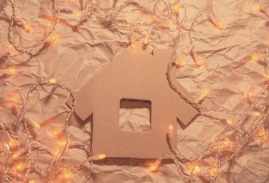 House buruşturulmuş kraft kağıt üzerinde