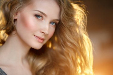 Romantik sarışın. Genç güzel sevimli kadın. Güzellik kız uzun parlak saçlar, parlak deri ve hacimli saç kesimi