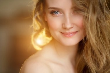 Romantik sarışın. Genç güzel sevimli kadın. Güzellik kız uzun parlak saçlar, parlak deri ve hacimli saç kesimi