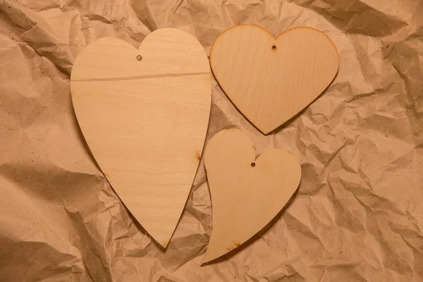 Corazones Madera Sobre Papel Kraft Arrugado —  Fotos de Stock