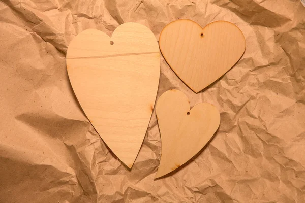 Corazones Madera Sobre Papel Kraft Arrugado — Foto de Stock