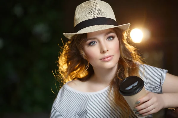 Şapkalı Bir Genç Güzel Kadın Romantik Bir Güzel Yabancı Modern — Stok fotoğraf