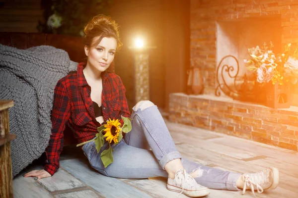 秋の美しい若い女性家で居心地の良い敷物と — ストック写真