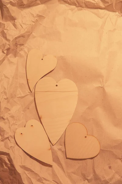 Corazones Madera Sobre Papel Kraft Arrugado —  Fotos de Stock