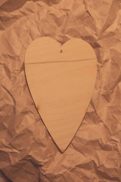 Drewniane Serce Papier Pakowy Zmięty — Zdjęcie stockowe