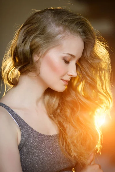 ロマンチックな金髪 若くてきれいなかわいい女性 長い光沢のある髪 輝く肌と膨大な髪形と美少女 — ストック写真