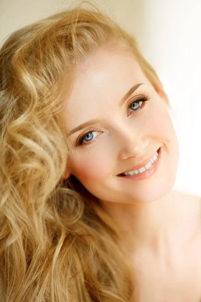 Romantische Blonde Mooie Leuke Jongedame Schoonheid Meisje Met Omvangrijke Kapsel — Stockfoto