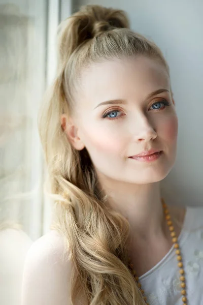 Романтичная Блондинка Красивая Молодая Женщина Красавица Длинными Блестящими Волосами Светящейся — стоковое фото