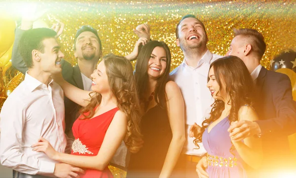 党の人々 がクラブで踊る 男性と女性は 誕生日や新年を祝うため — ストック写真