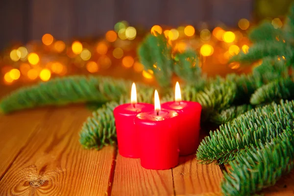 クリスマス カード 新年のパーティーのテーマの背景 ギフトやお祝いのカラフルなライトの背景にキャンドルでモミの木が飾られています 魔法の夜 ストック画像