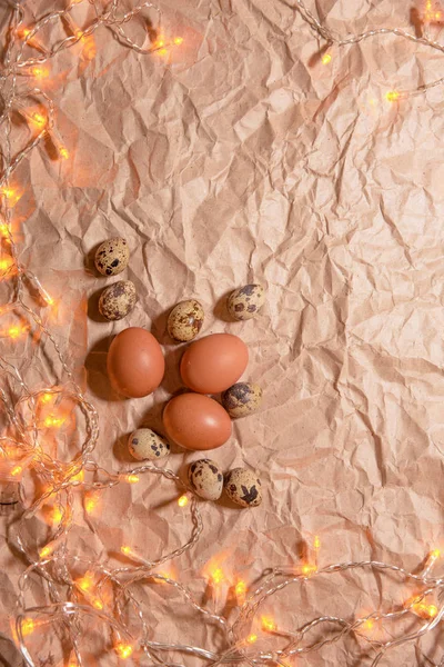 復活祭の卵丸めてクラフト紙 ストック写真
