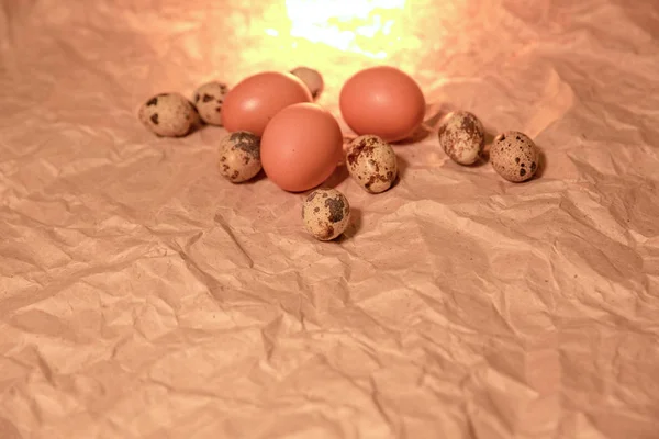 復活祭の卵丸めてクラフト紙 ロイヤリティフリーのストック写真
