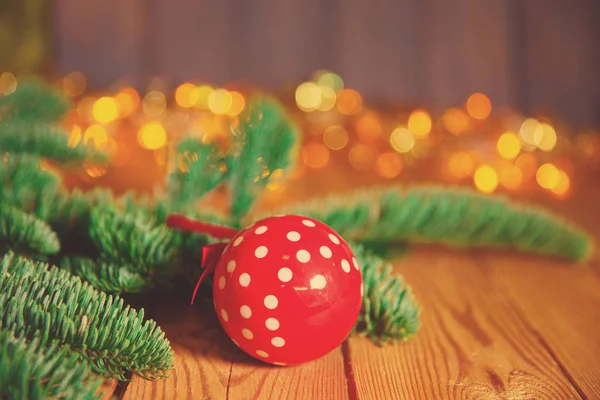圣诞贺卡新年晚会主题的背景 装饰冷杉树与礼品和蜡烛的背景下丰富多彩的节日彩灯 一个神奇的夜晚 图库图片