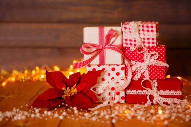 Noel kartı. Yeni yıl partisi tema arka plan. Köknar-ağaç hediyeler ve mum renkli festival ışık arka plan üzerine dekore edilmiştir. Sihirli bir gece.