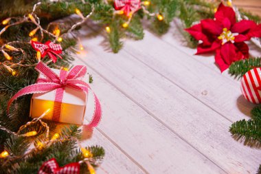 Noel kartı. Yeni yıl partisi tema arka plan. Köknar-ağaç hediyeler ve mum renkli festival ışık arka plan üzerine dekore edilmiştir. Sihirli bir gece.