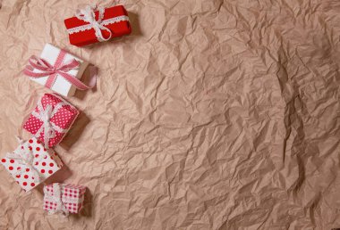 Hediyeler buruşturulmuş kraft kağıt üzerinde