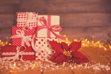 Noel kartı. Yeni yıl partisi tema arka plan. Köknar-ağaç hediyeler ve mum renkli festival ışık arka plan üzerine dekore edilmiştir. Sihirli bir gece.