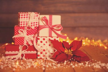 Noel kartı. Yeni yıl partisi tema arka plan. Köknar-ağaç hediyeler ve mum renkli festival ışık arka plan üzerine dekore edilmiştir. Sihirli bir gece.