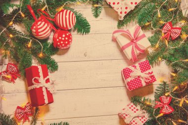 Noel kartı. Yeni yıl partisi tema arka plan. Köknar-ağaç hediyeler ve mum renkli festival ışık arka plan üzerine dekore edilmiştir. Sihirli bir gece.