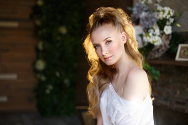 Romantik sarışın. Genç güzel sevimli kadın. Güzellik kız uzun parlak saçlar, parlak deri ve hacimli saç kesimi