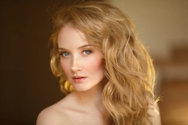 Romantik sarışın. Genç güzel sevimli kadın. Güzellik kız uzun parlak saçlar, parlak deri ve hacimli saç kesimi