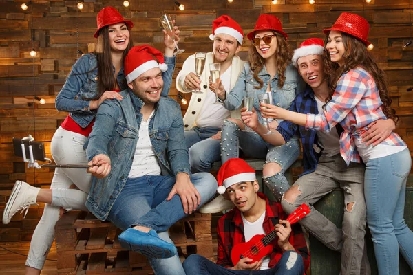 Fête Avec Des Amis Groupe Portant Les Chapeaux Père Noël — Photo