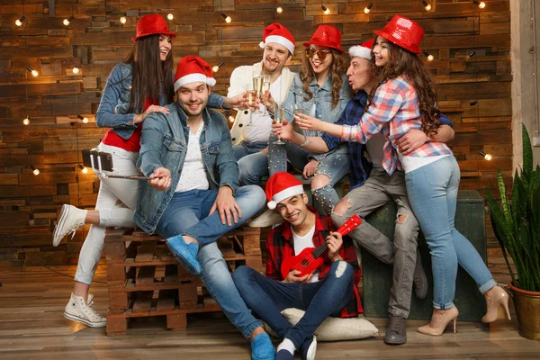 Večírek Přáteli Skupiny Nosí Santa Klobouky Mladí Lidé Bokovky Sdílení — Stock fotografie