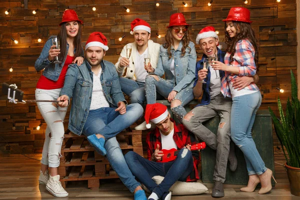 与戴着圣诞老人帽子的团体朋友聚会 年轻人 嬉皮士分享良好和积极的心情 庆祝特殊的时刻 除夕晚会或圣诞节的午夜 — 图库照片