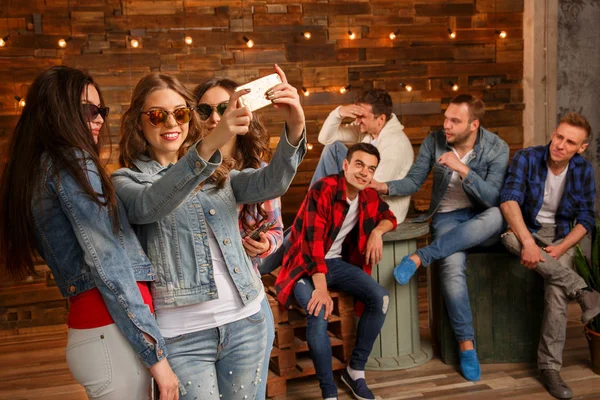 Tanıdık ve flört. Bir kadın ve erkek bir grup. Kız arkadaşlar tartışmak