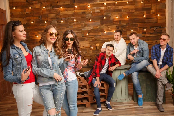 Tanıdık ve flört. Bir kadın ve erkek bir grup. Kız arkadaşlar tartışmak