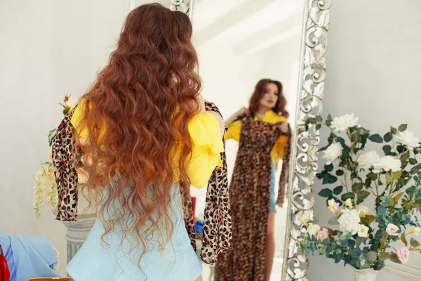 Flicka Försöker Klänning Framför Spegel Kvinnan Ser Inköp Moderiktiga Kläder — Stockfoto