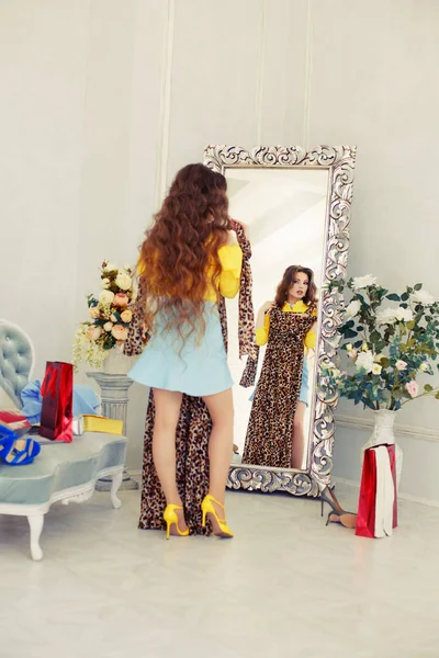 Ragazza Che Prova Vestito Davanti Uno Specchio Donna Guarda Acquisti — Foto Stock