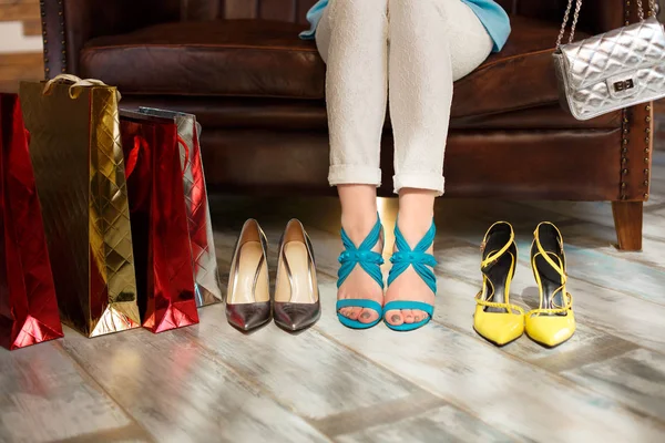 Female Feet Shoes Woman Chooses Sandals Model Girl Makes Purchases — Stock Photo, Image