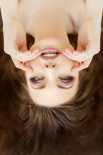 Красивий Портрет Красивої Молодої Дівчини Розкішним Волоссям Свіжою Шкірою Ємна — стокове фото
