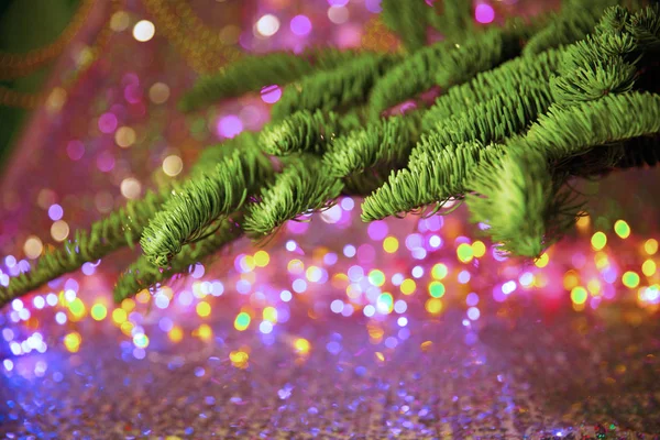 圣诞贺卡新年晚会主题的背景 装饰冷杉树与礼品和蜡烛的背景下丰富多彩的节日彩灯 一个神奇的夜晚 — 图库照片