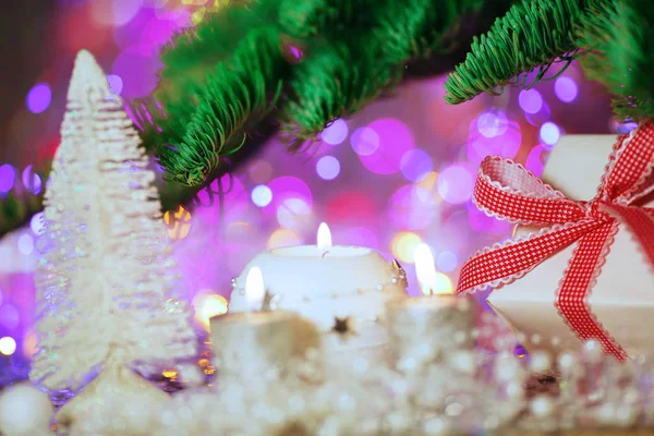 クリスマス カード 新年のパーティーのテーマの背景 ギフトやお祝いのカラフルなライトの背景にキャンドルでモミの木が飾られています 魔法の夜 — ストック写真