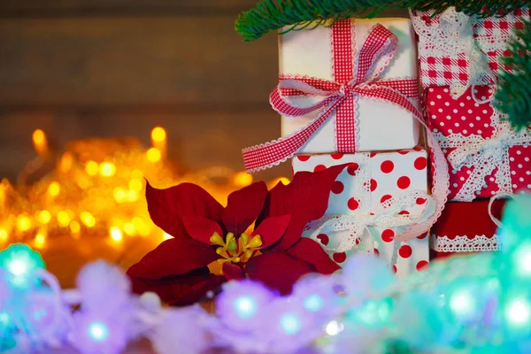 Julkort Bakgrund Ett Tema Nyårsfest Inredda Fir Tree Med Presenter — Stockfoto