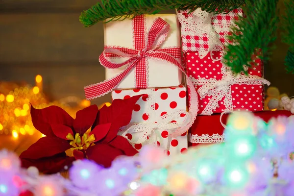 Julkort Bakgrund Ett Tema Nyårsfest Inredda Fir Tree Med Presenter — Stockfoto