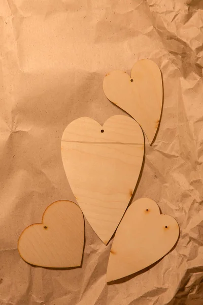 Corazones Madera Sobre Papel Kraft Arrugado —  Fotos de Stock