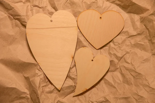 Corazones Madera Sobre Papel Kraft Arrugado — Foto de Stock