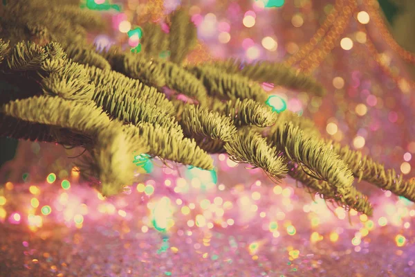 クリスマス カード 新年のパーティーのテーマの背景 ギフトやお祝いのカラフルなライトの背景にキャンドルでモミの木が飾られています 魔法の夜 — ストック写真