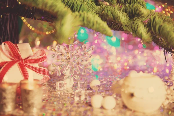 Karácsonyi Kártya Háttér Egy Party Témája Díszített Fenyőfa Ajándékok Háttérben — Stock Fotó