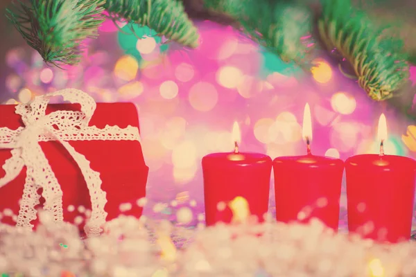 Різдвяна Листівка Тло Тему Новорічної Вечірки Прикрашена Ялинка Подарунками Свічками — стокове фото