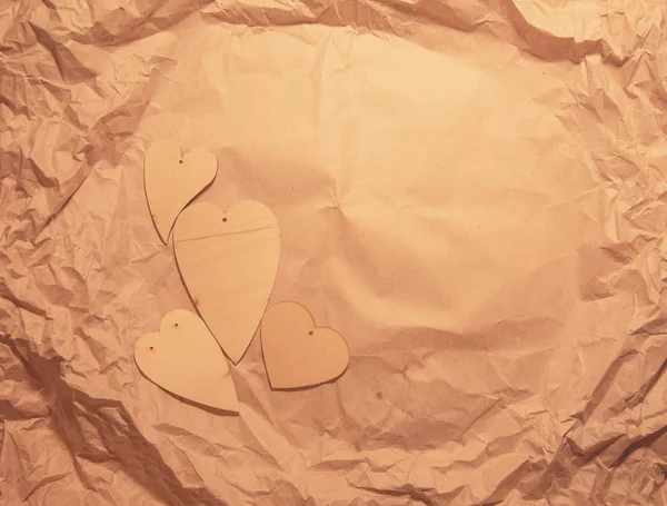 Buruşturulmuş Kraft Kağıt Üzerinde Ahşap Kalpler — Stok fotoğraf