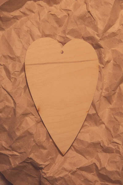 Corazones Madera Sobre Papel Kraft Arrugado — Foto de Stock