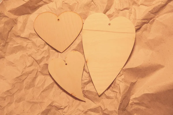 Corazones Madera Sobre Papel Kraft Arrugado — Foto de Stock